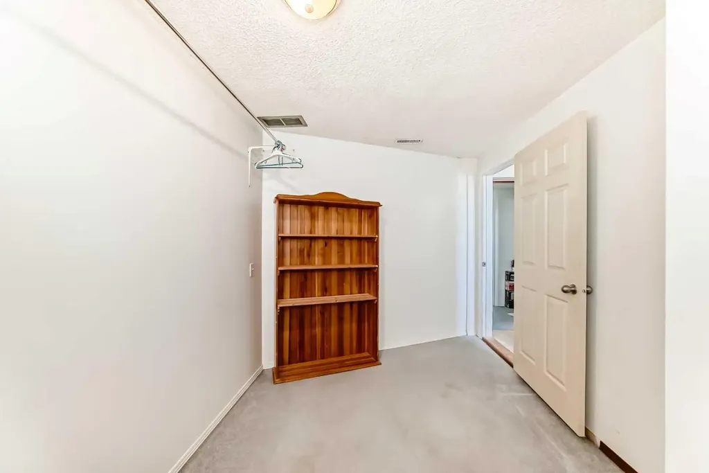 512 Hunterplain Hill NW Calgary AB T2K 4L7
