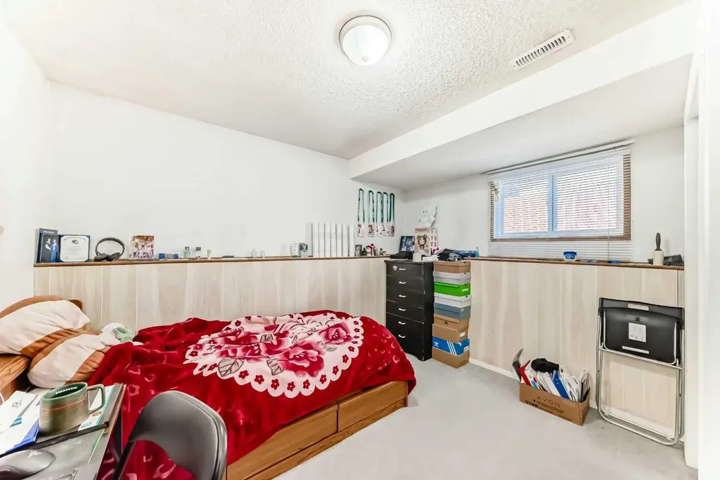 512 Hunterplain Hill NW Calgary AB T2K 4L7