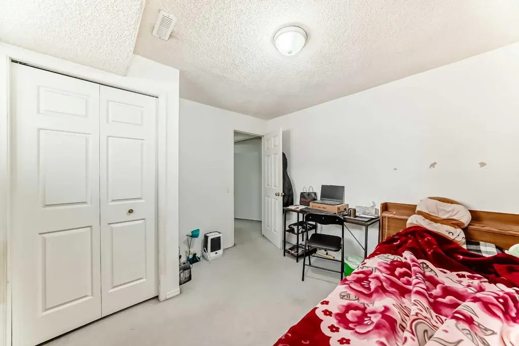 512 Hunterplain Hill NW Calgary AB T2K 4L7