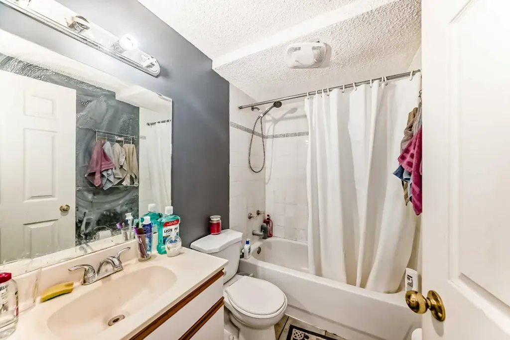 512 Hunterplain Hill NW Calgary AB T2K 4L7