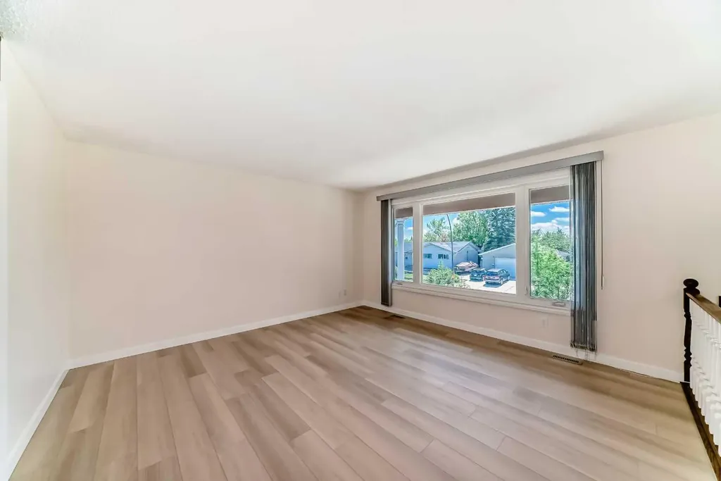 512 Hunterplain Hill NW Calgary AB T2K 4L7