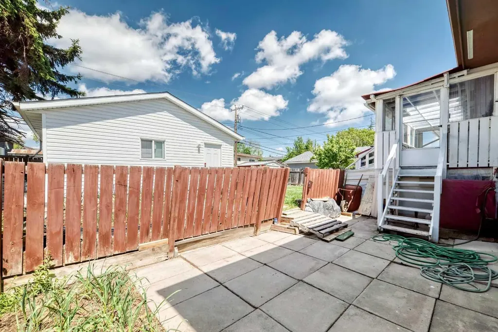 512 Hunterplain Hill NW Calgary AB T2K 4L7