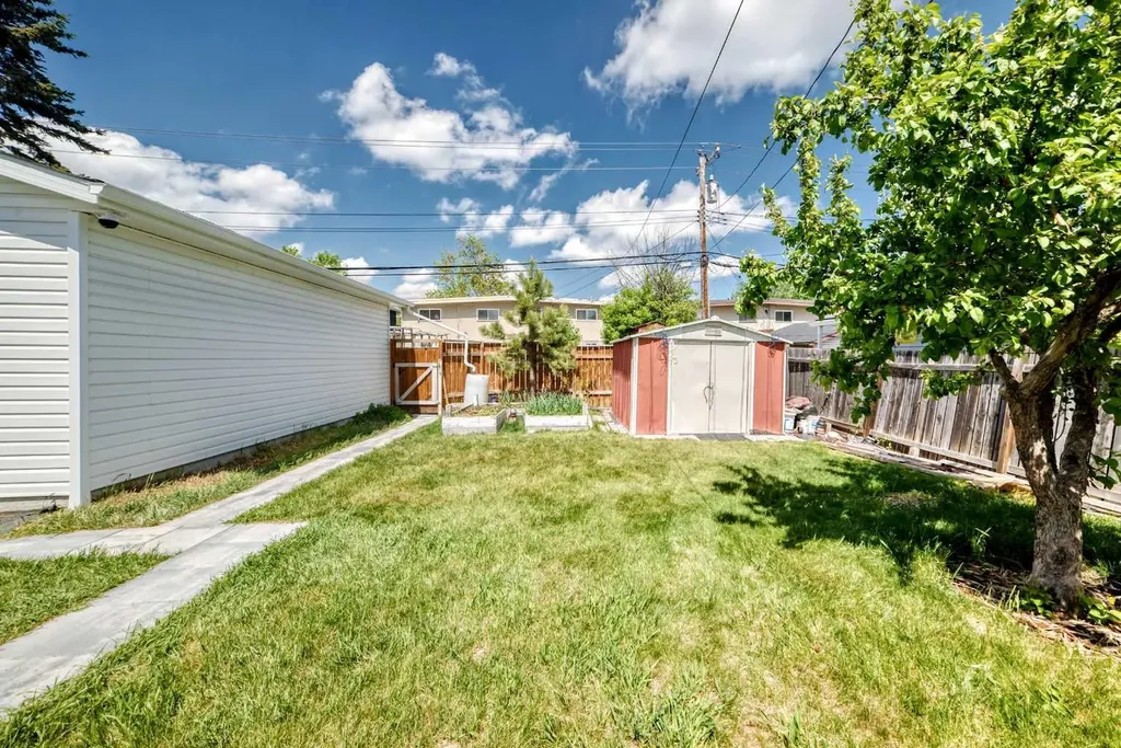 512 Hunterplain Hill NW Calgary AB T2K 4L7