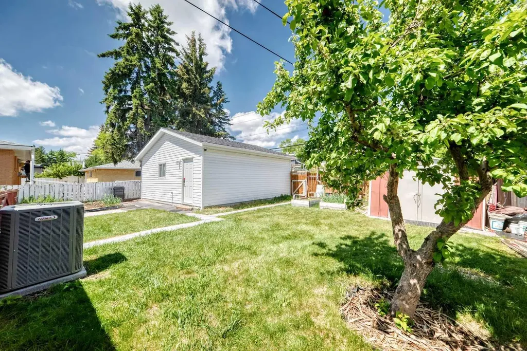 512 Hunterplain Hill NW Calgary AB T2K 4L7