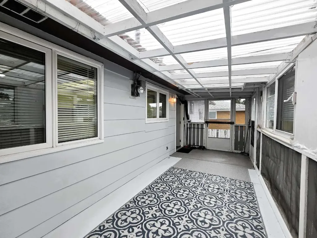 512 Hunterplain Hill NW Calgary AB T2K 4L7