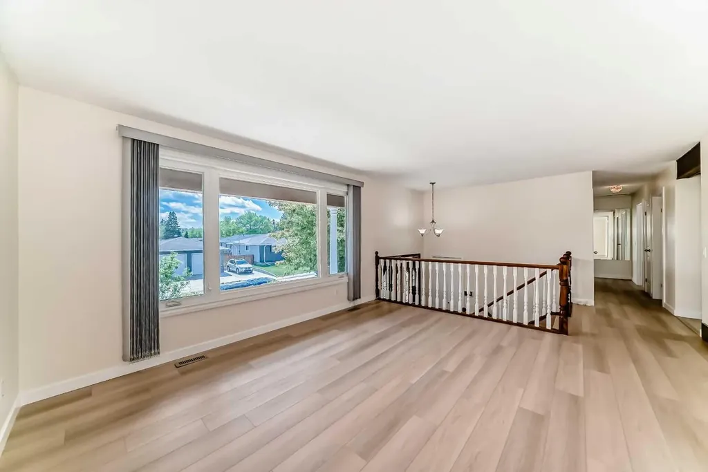 512 Hunterplain Hill NW Calgary AB T2K 4L7