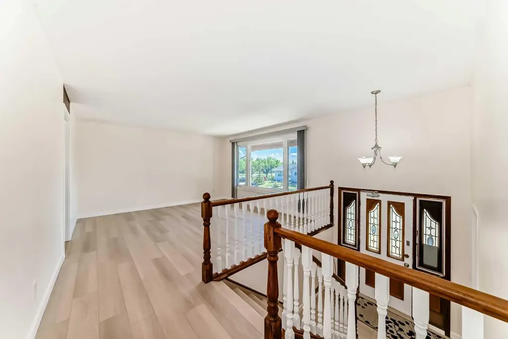 512 Hunterplain Hill NW Calgary AB T2K 4L7