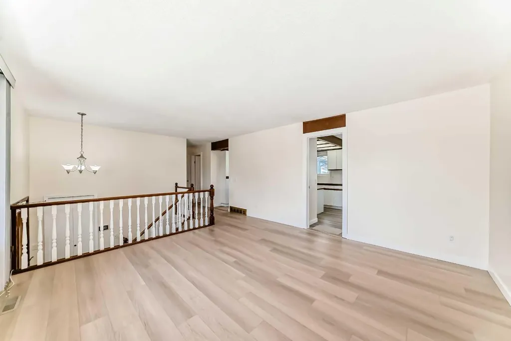 512 Hunterplain Hill NW Calgary AB T2K 4L7