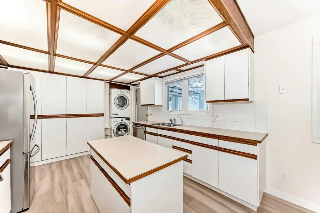 512 Hunterplain Hill NW Calgary AB T2K 4L7