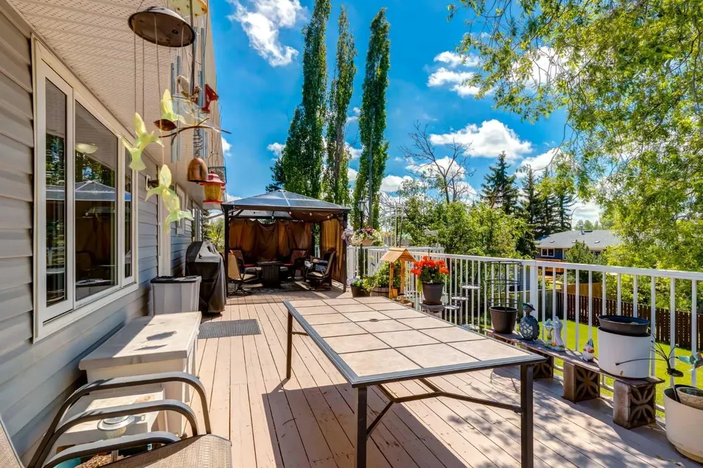 216 Cannington Place SW Calgary AB T2W 1Z8