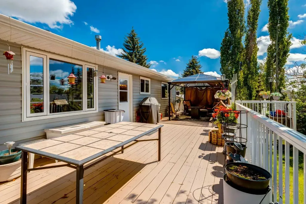 216 Cannington Place SW Calgary AB T2W 1Z8