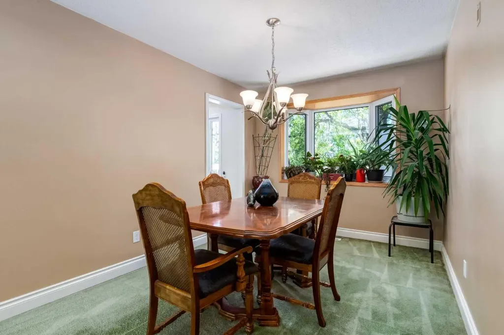 216 Cannington Place SW Calgary AB T2W 1Z8