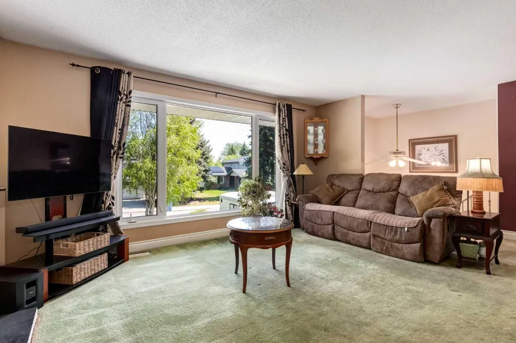 216 Cannington Place SW Calgary AB T2W 1Z8