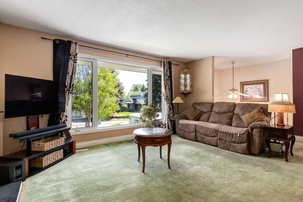 216 Cannington Place SW Calgary AB T2W 1Z8