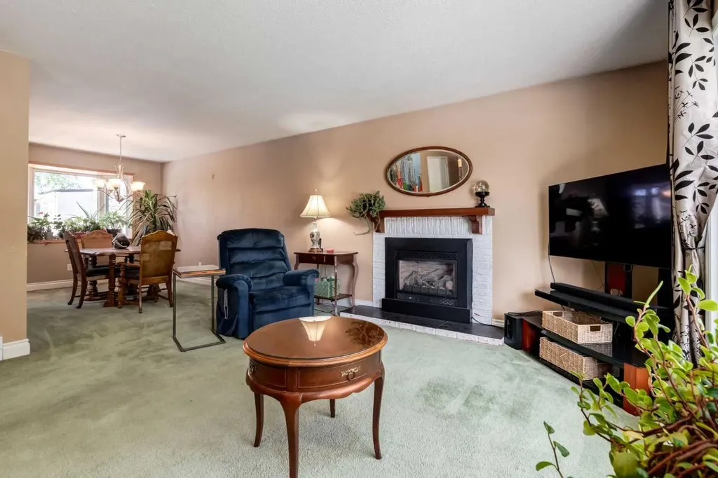 216 Cannington Place SW Calgary AB T2W 1Z8