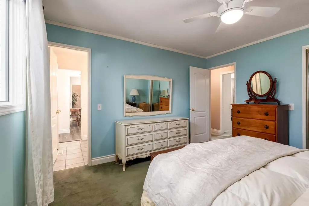 216 Cannington Place SW Calgary AB T2W 1Z8