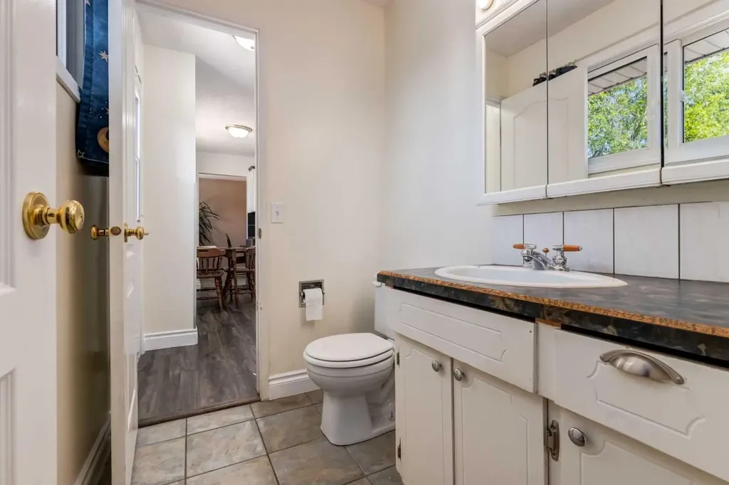216 Cannington Place SW Calgary AB T2W 1Z8