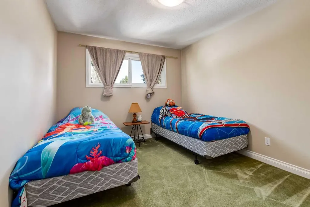 216 Cannington Place SW Calgary AB T2W 1Z8