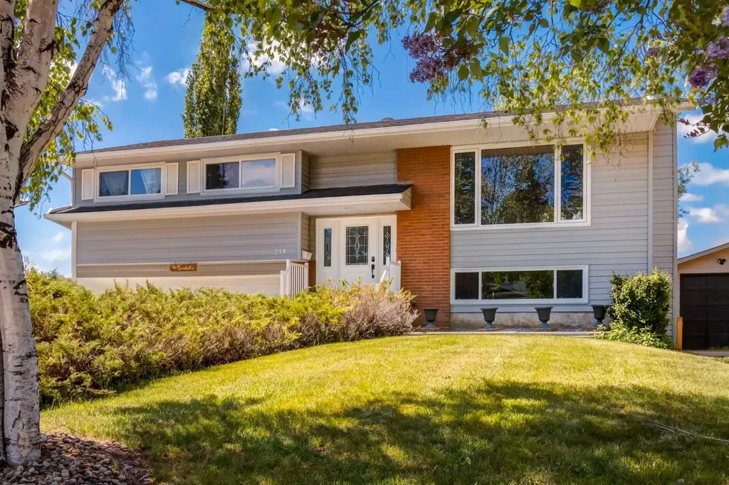 216 Cannington Place SW Calgary AB T2W 1Z8