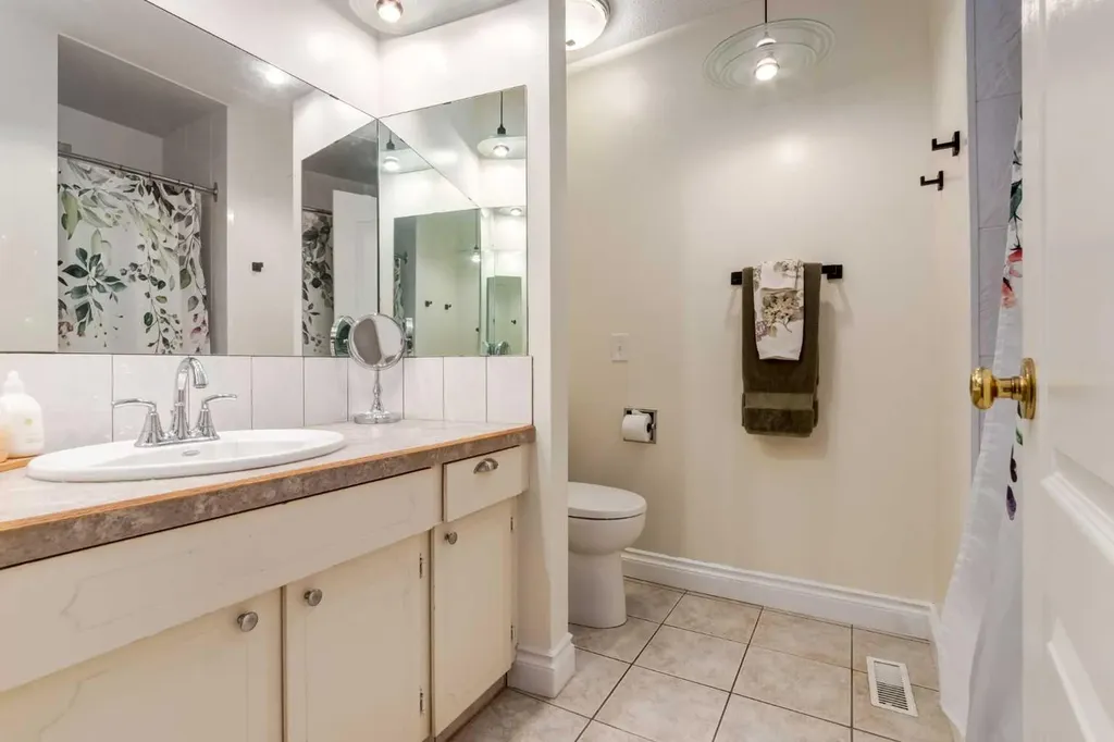 216 Cannington Place SW Calgary AB T2W 1Z8