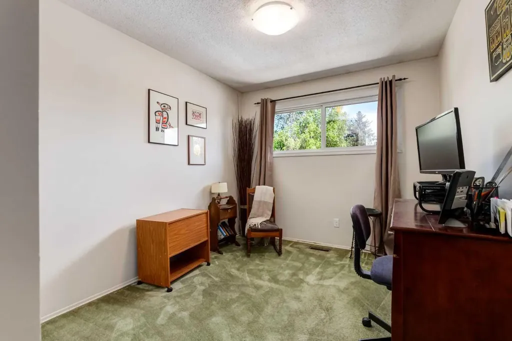 216 Cannington Place SW Calgary AB T2W 1Z8