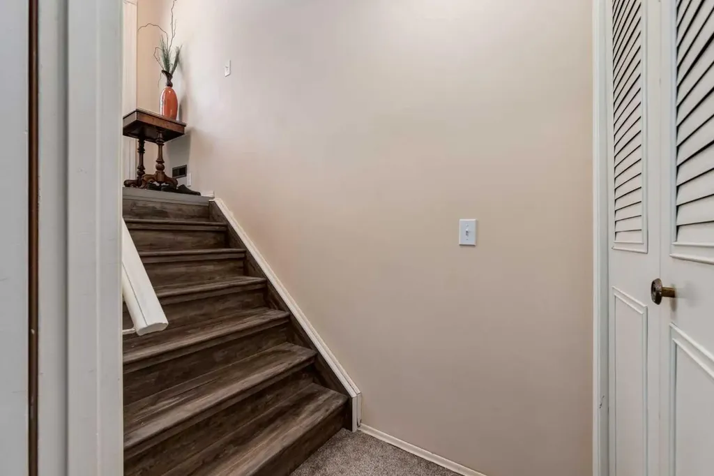216 Cannington Place SW Calgary AB T2W 1Z8