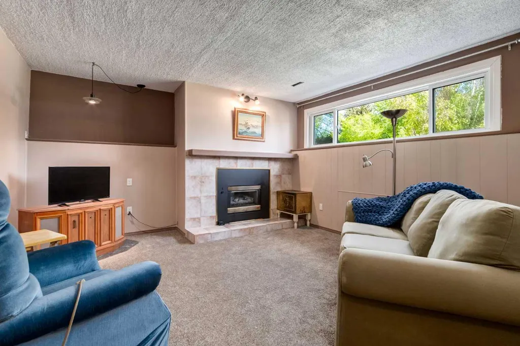 216 Cannington Place SW Calgary AB T2W 1Z8