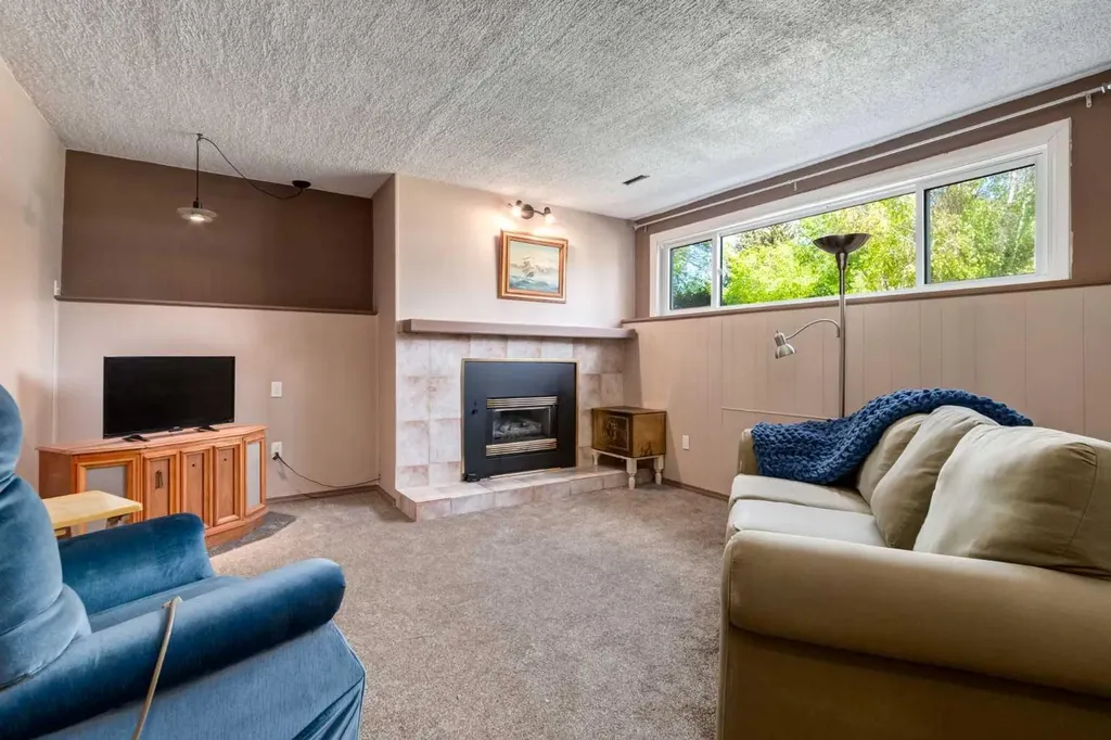 216 Cannington Place SW Calgary AB T2W 1Z8