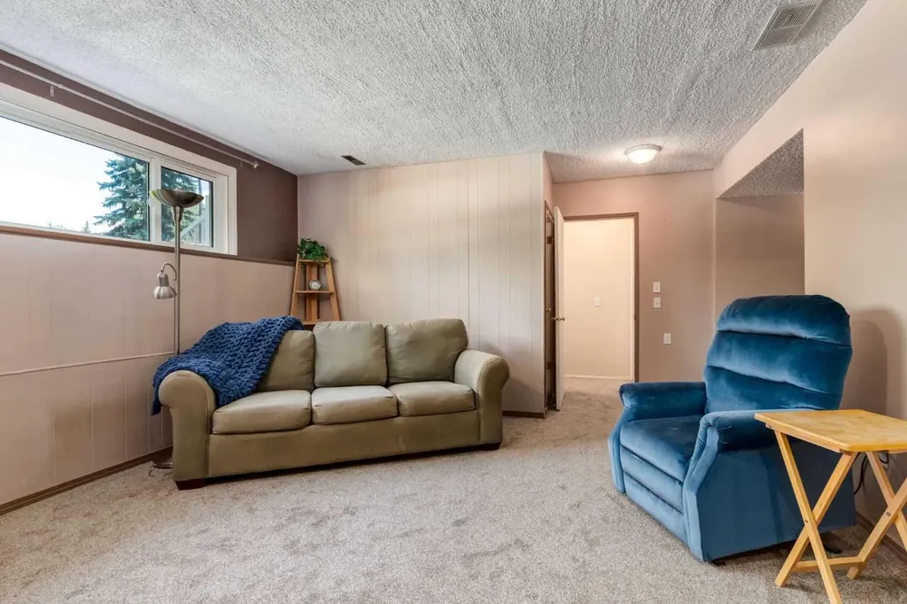 216 Cannington Place SW Calgary AB T2W 1Z8
