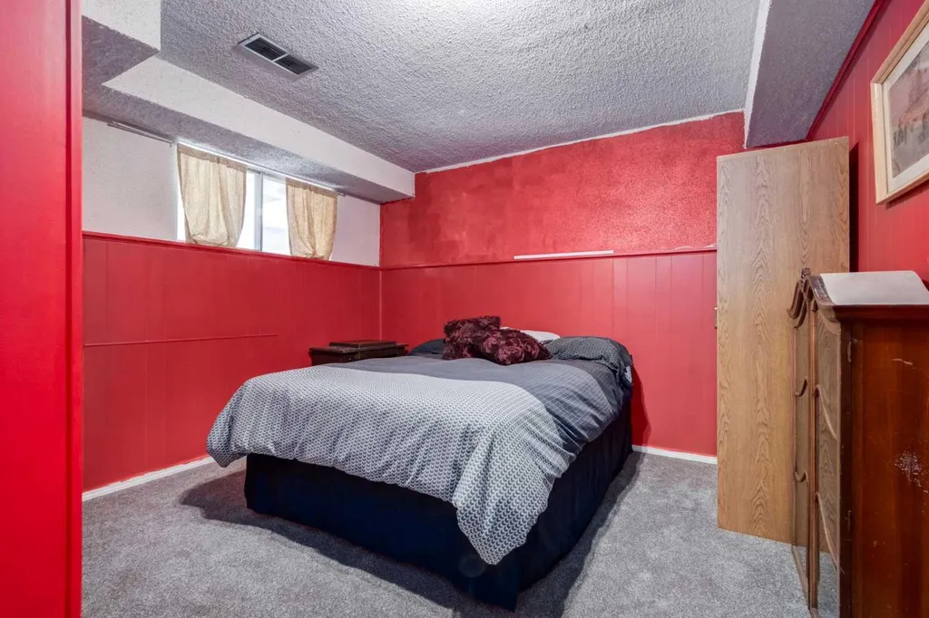 216 Cannington Place SW Calgary AB T2W 1Z8
