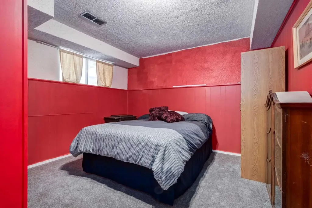 216 Cannington Place SW Calgary AB T2W 1Z8