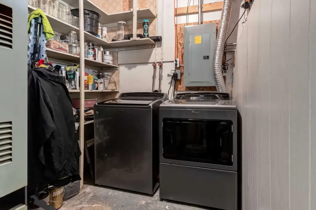 216 Cannington Place SW Calgary AB T2W 1Z8