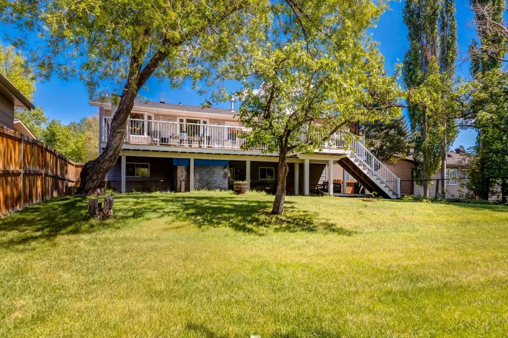 216 Cannington Place SW Calgary AB T2W 1Z8