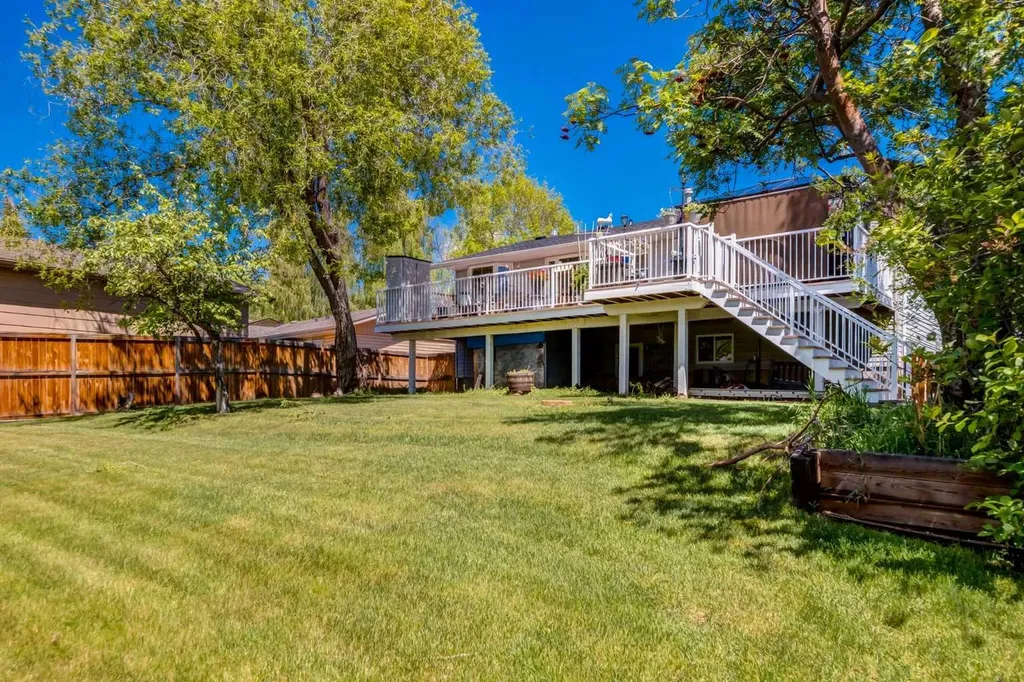 216 Cannington Place SW Calgary AB T2W 1Z8