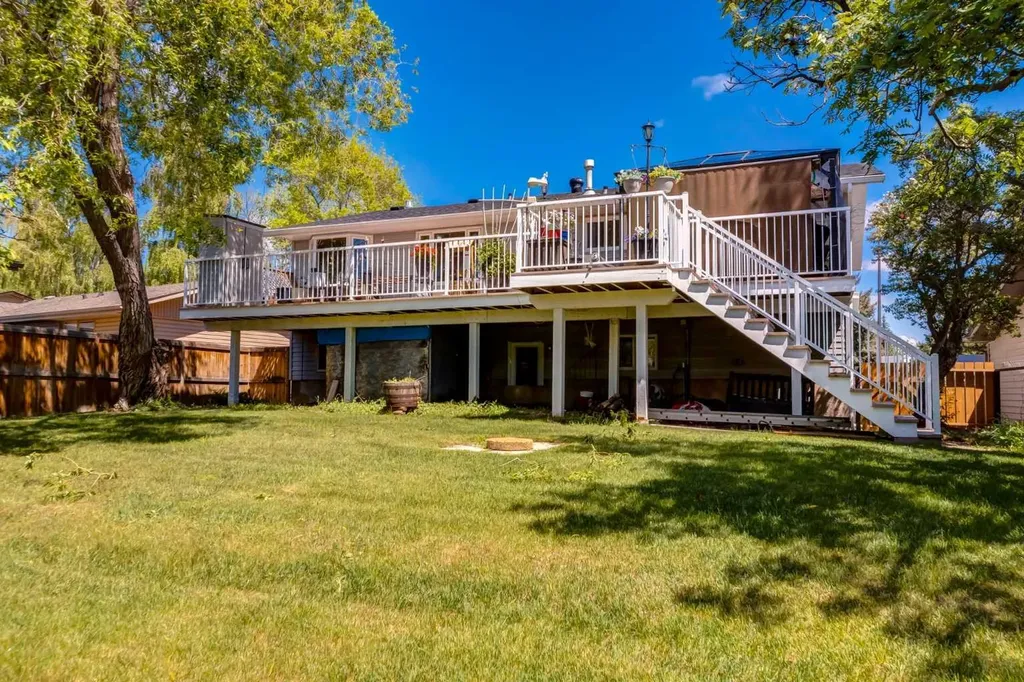 216 Cannington Place SW Calgary AB T2W 1Z8