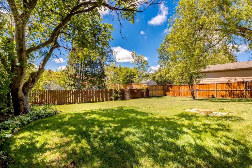 216 Cannington Place SW Calgary AB T2W 1Z8