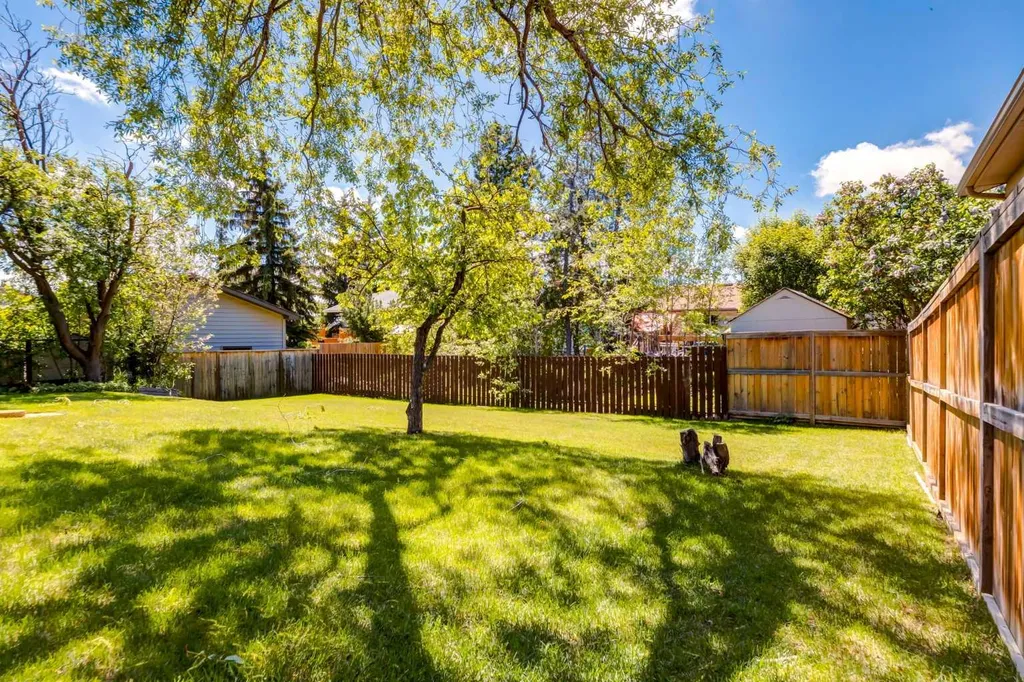 216 Cannington Place SW Calgary AB T2W 1Z8