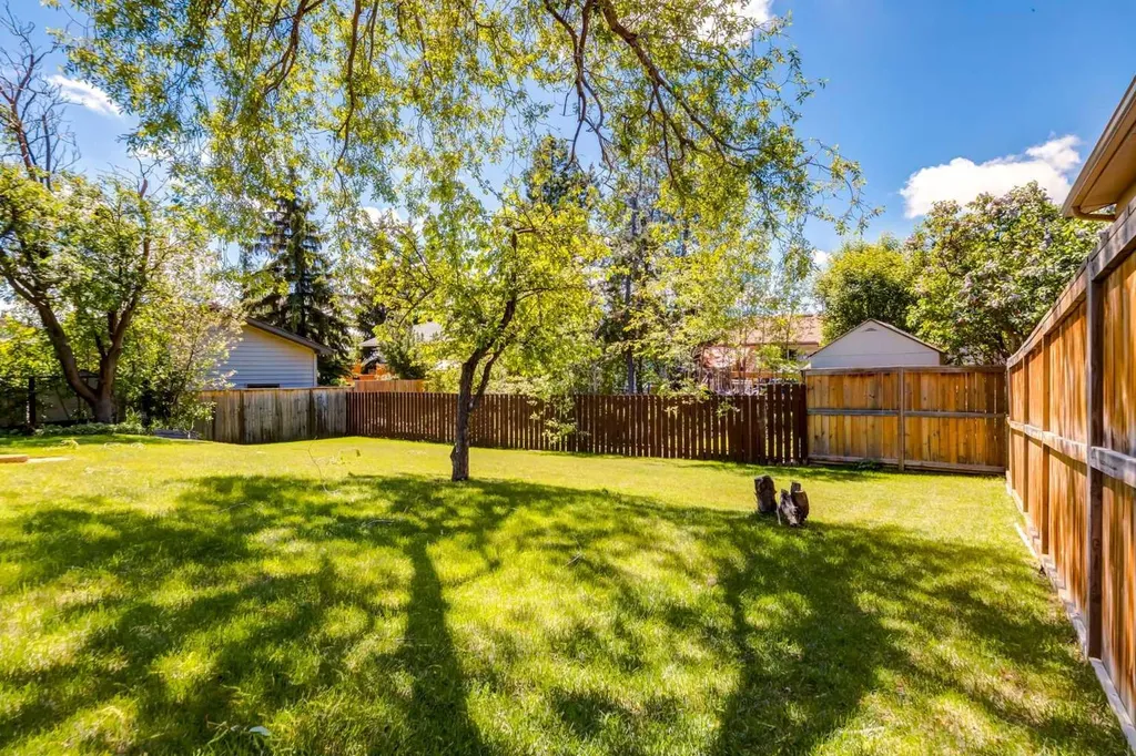 216 Cannington Place SW Calgary AB T2W 1Z8