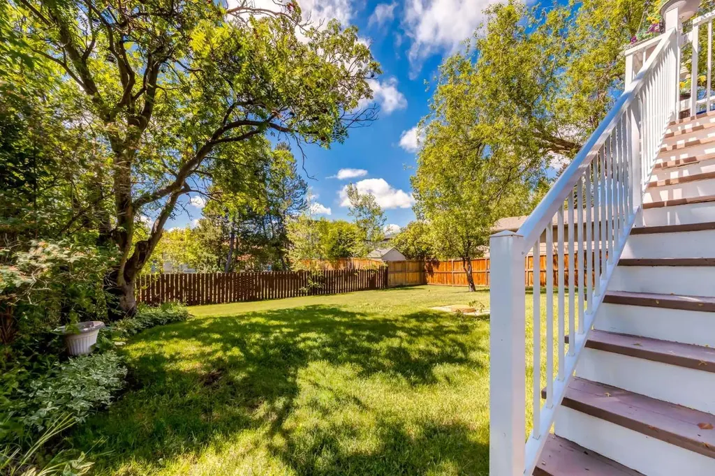 216 Cannington Place SW Calgary AB T2W 1Z8