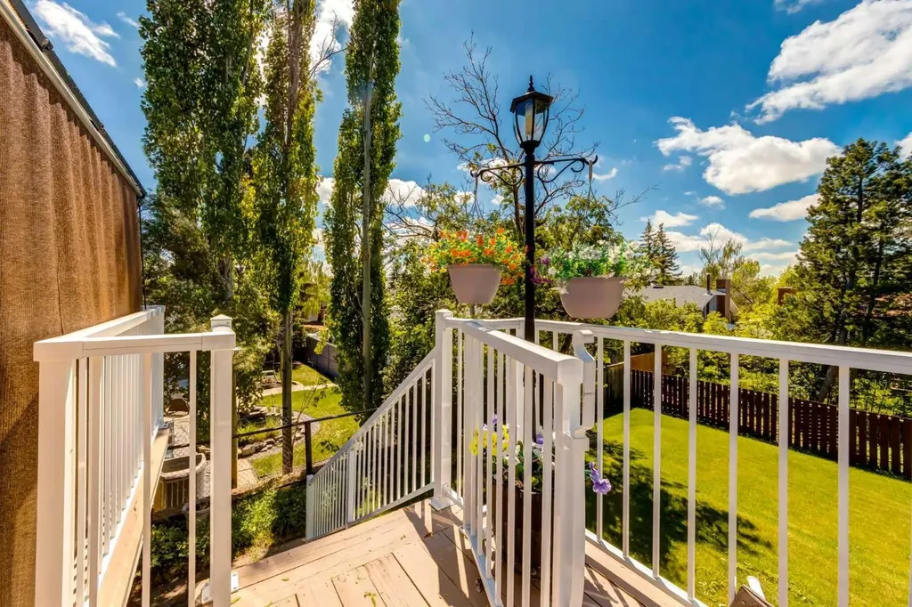 216 Cannington Place SW Calgary AB T2W 1Z8