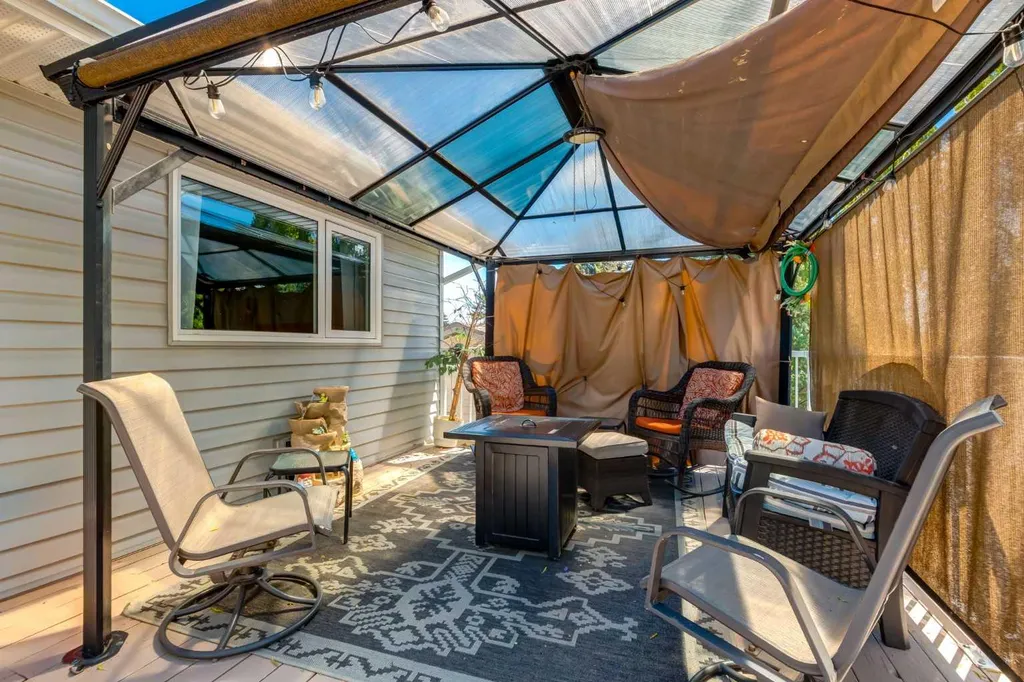 216 Cannington Place SW Calgary AB T2W 1Z8