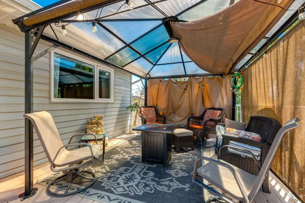 216 Cannington Place SW Calgary AB T2W 1Z8