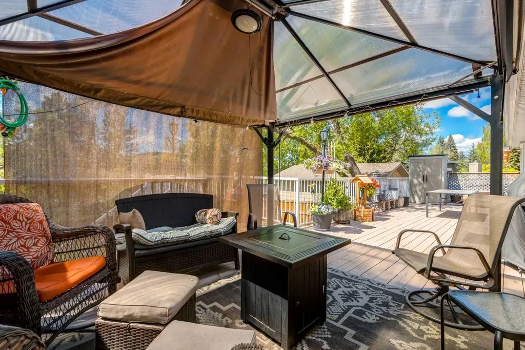 216 Cannington Place SW Calgary AB T2W 1Z8