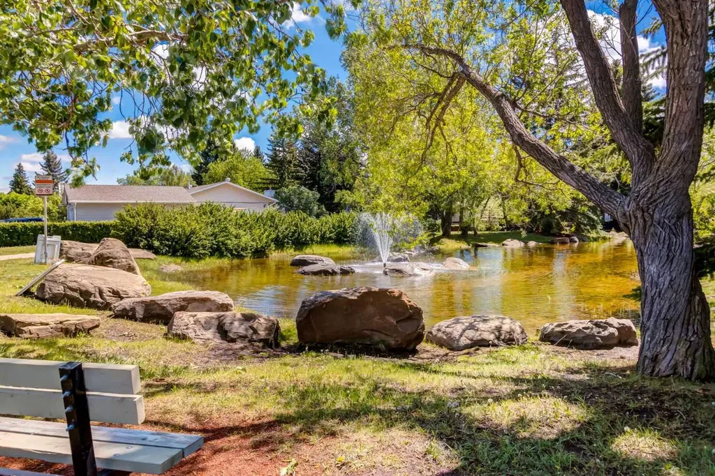 216 Cannington Place SW Calgary AB T2W 1Z8