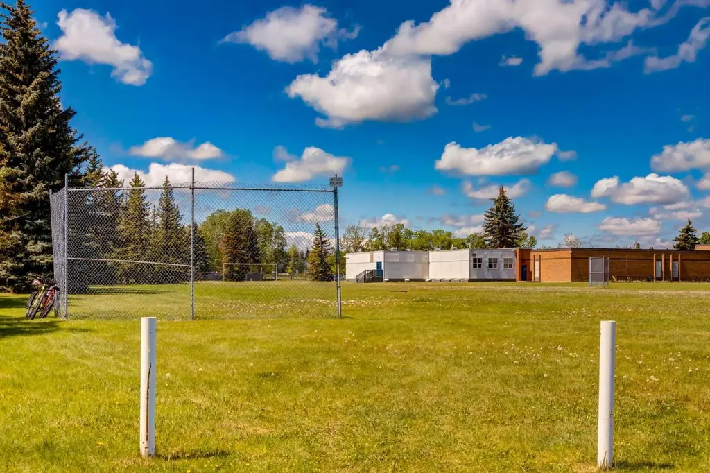 216 Cannington Place SW Calgary AB T2W 1Z8