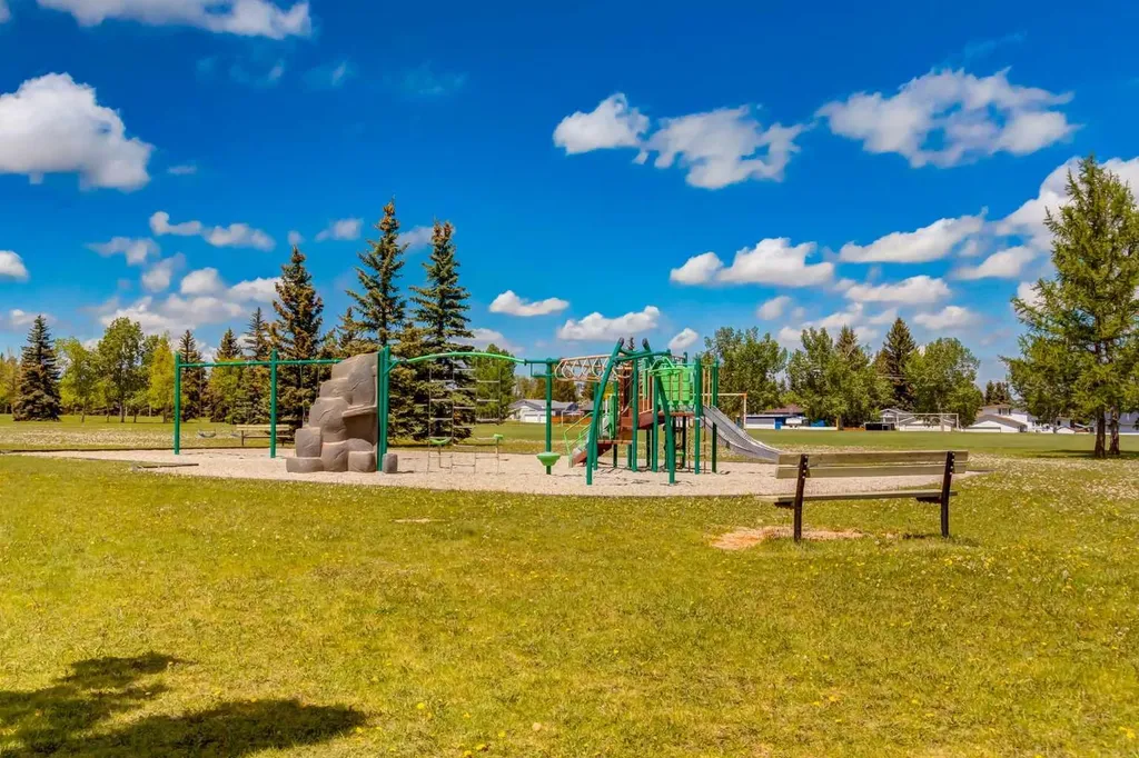 216 Cannington Place SW Calgary AB T2W 1Z8