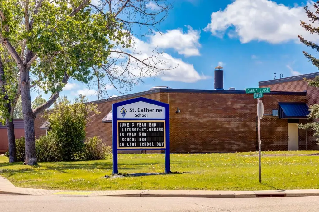 216 Cannington Place SW Calgary AB T2W 1Z8