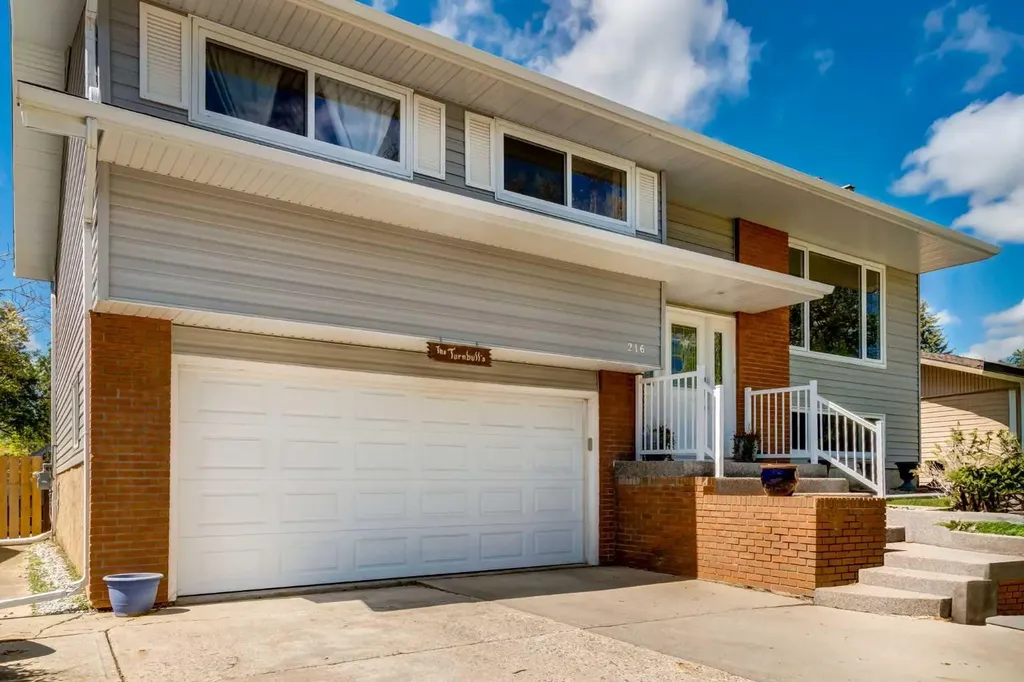 216 Cannington Place SW Calgary AB T2W 1Z8
