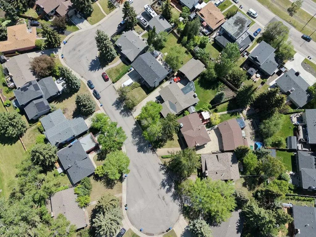 216 Cannington Place SW Calgary AB T2W 1Z8