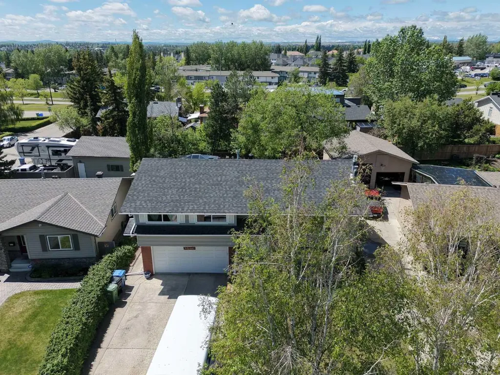 216 Cannington Place SW Calgary AB T2W 1Z8